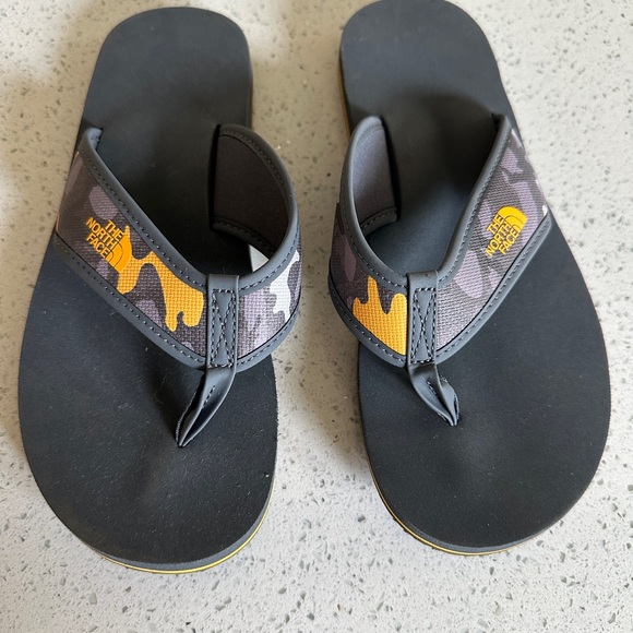 NWOT The North Face Kids Sandals - Black and Yellow Camo - Picture 1 of 5